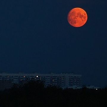 Луна сегодня ульяновск. Кровавая Луна 22 марта 2022. Кровавая Луна в реальной жизни. Красная Луна снимки. Красная Луна затмение.